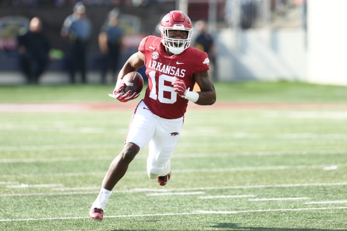 Arkansas WR Treylon Burks runs for touchdown